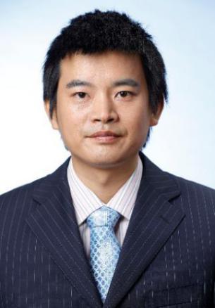 穿着西装的男人
描述已自动生成