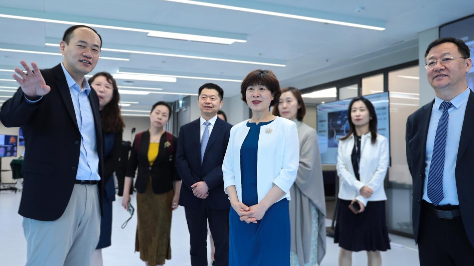 山东省卫健委主任马立新率队到访中国科学院香港创新院AI中心